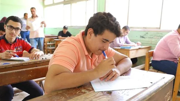 طلاب الأدب في الثانوية الأزهرية يختبرون في مادة التوحيد