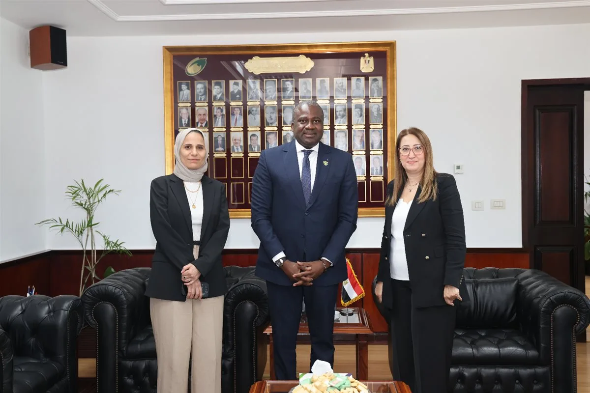 داليا الباز تستقبل المدير التنفيذي لبريد ساحل العاج لمناقشة سبل التعاون المشترك