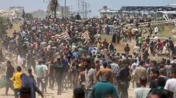 ناشط فلسطيني يسجل “درب الموت” بالقرب من مراكز الإغاثة في غزة