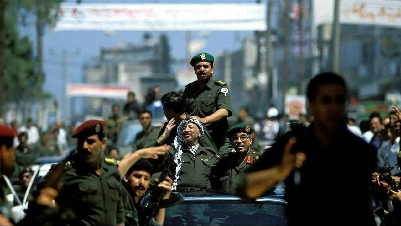 31 عامًا على عودة ياسر عرفات إلى أرض الوطن 31 عامًا على عودة ياسر عرفات إلى أرض الوطن