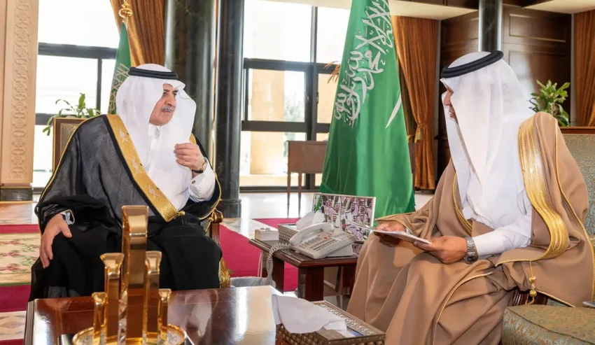 أمير تبوك يستعرض تقرير فرع وزارة النقل والخدمات اللوجستية في المنطقة
