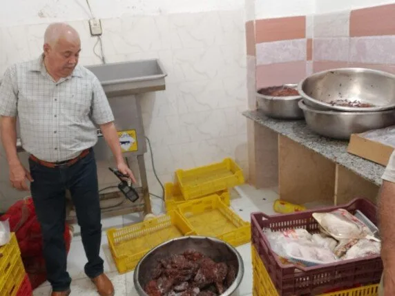 رائحة نتنة تنبعث منها.. ضبط طن من كبدة فاسدة في ثلاجة بالقليوبية