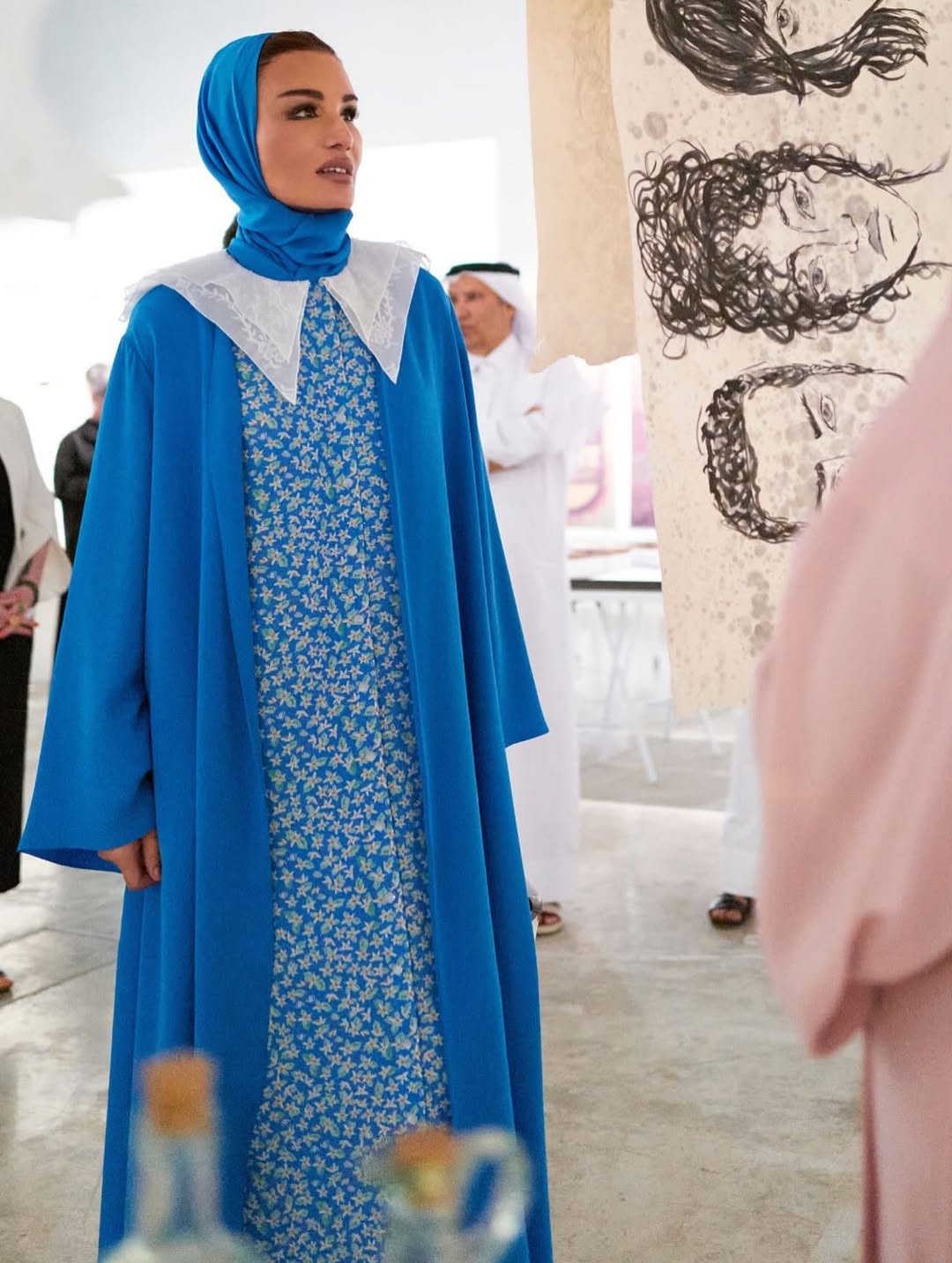 إطلالة اليخه موزا الفخمة باللون الأزرق الرائج (إنستغرام)