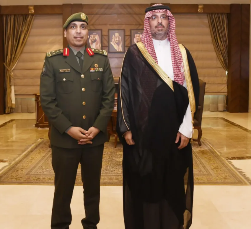 محافظ جدة يكرم مدير جوازات مطار الملك عبدالعزيز الدولي بمناسبة حصوله على رتبته الجديدة محافظ جدة يكرم مدير جوازات مطار الملك عبدالعزيز الدولي بمناسبة حصوله على رتبته الجديدة