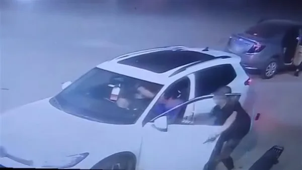 إلقاء القبض على خمسة أشخاص اعتدوا على صاحب مقهى بسلاح حاد في الوراق. إلقاء القبض على خمسة أشخاص اعتدوا على صاحب مقهى بسلاح حاد في الوراق.