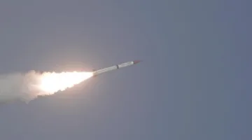 الجيش الإسرائيلي يعلن اكتشاف صاروخ من اليمن وإغلاق الأجواء.