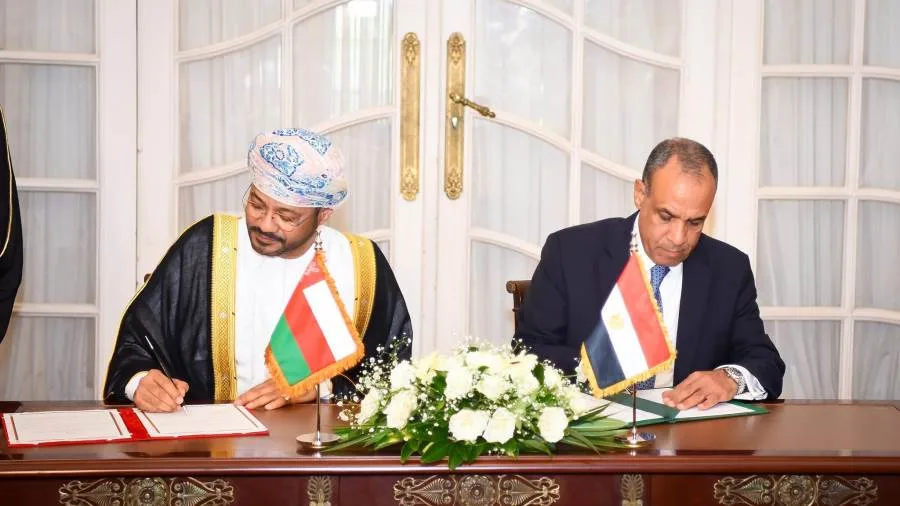 وزير الخارجية والهجرة يلتقي بنظيره العُماني ويترأس اجتماعات اللجنة المشتركة في القاهرة