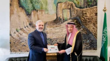 وزير الخارجية يستقبل خطابًا رسميًا من نظيره الإيراني