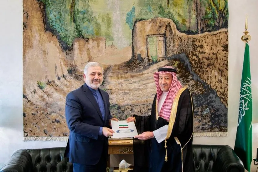 وزير الخارجية يستقبل خطابًا رسميًا من نظيره الإيراني