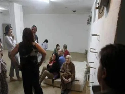 صوت صفارات الإنذار في الأرجاء وإسرائيل تقول إنها اعترضت صاروخين من غزة كانا متجهين نحو مستوطنات بالقرب من القطاع وآخر من اليمن.