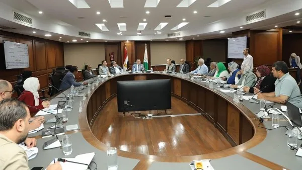 في لقاءه الأسبوعي، محافظ الجيزة يؤكد على رؤساء الأحياء ضرورة التعامل الفوري مع شكاوى المواطنين.