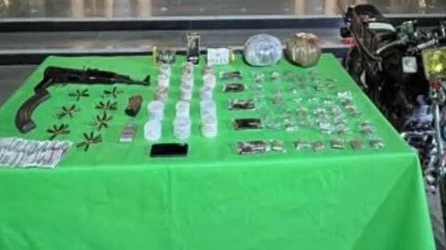 مقتل عنصر إجرامي خطير والقبض على آخرين متورطين في تجارة المخدرات في عدة محافظات. مقتل عنصر إجرامي خطير والقبض على آخرين متورطين في تجارة المخدرات في عدة محافظات.