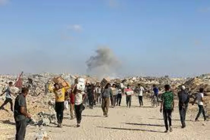 استشهاد 15 فلسطينيًا جراء قصف الاحتلال الإسرائيلي أثناء انتظارهم للمساعدات في وسط قطاع غزة