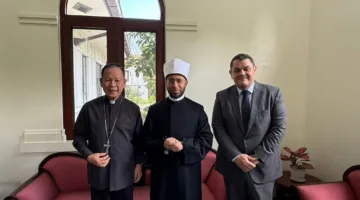 إستقبال رئيس أساقفة مانيلا لوزير الأوقاف لمناقشة سبل التعاون وتبادل الزيارات.