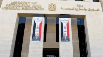 ثورة بارجة بحرية في جبل الزيت.. وزراء البترول والعمل ينتقلون إلى الموقع