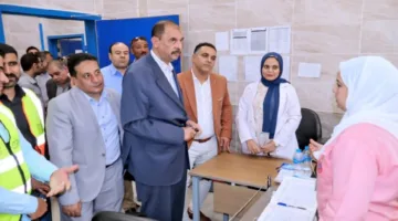 محافظ سوهاج يراجع تقدم مشروعات “حياة كريمة” في قرية البطاخ
