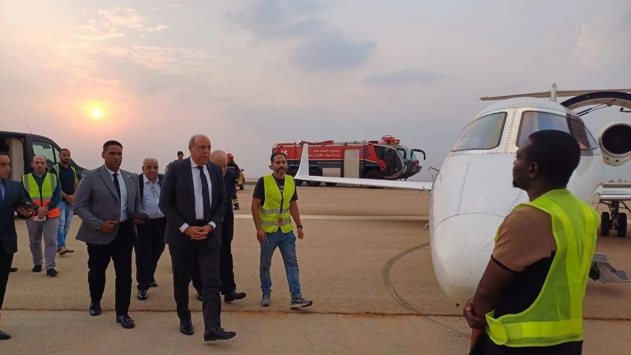 وزير الطيران المدني يقوم بجولة تفقدية في مطار القاهرة الدولي بعد هبوط طارئ لطائرة خاصة أجنبية