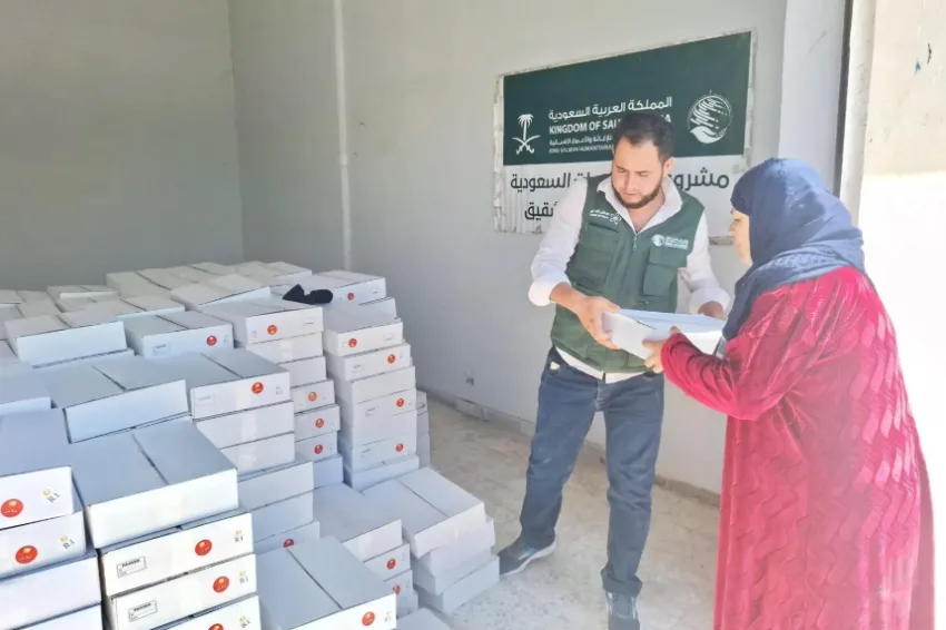 مركز الملك سلمان للإغاثة يوزع (3,999) علبة تمر في ريف دمشق