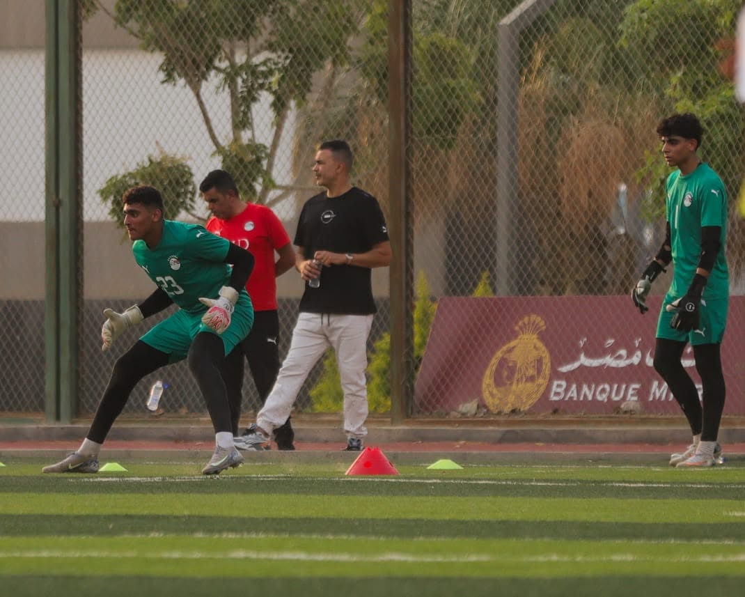 May be an image of ‎3 people, people playing football, people playing American football and ‎text that says 