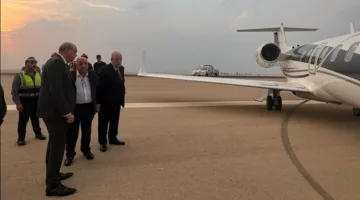 وزير الطيران يشرف على هبوط طارئ لطائرة خاصة أجنبية في مطار القاهرة