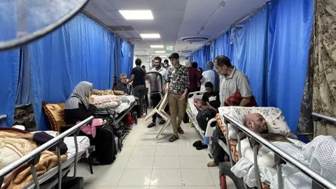 مدير مستشفى الشفاء ينبه من خطر تحول مستشفيات غزة إلى مقابر في غضون ساعات. مدير مستشفى الشفاء ينبه من خطر تحول مستشفيات غزة إلى مقابر في غضون ساعات.
