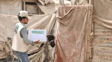 مركز الملك سلمان يوزع 6000 عبوة من التمر في محافظة عدن