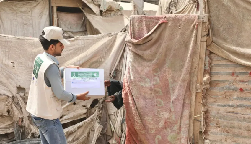 مركز الملك سلمان يوزع 6000 عبوة من التمر في محافظة عدن