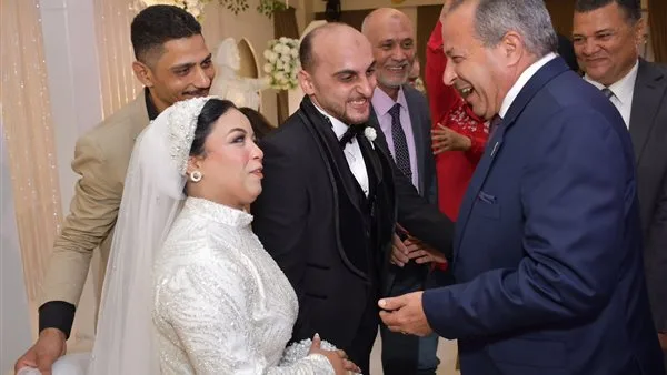 في لحظة إنسانية مؤثرة، محافظ بورسعيد يشارك عروسين من ذوي الاحتياجات الخاصة فرحة زفافهما