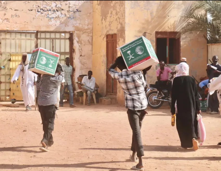 سلمان للإغاثة يقدّم (900) سلة غذائية في منطقة الخرطوم بالسودان
