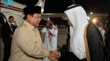 رئيس إندونيسيا يصل إلى جدة، والأمير سعود بن مشعل يستقبله