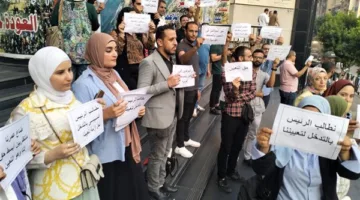 محتجون يطالبون الرئيس السيسي بالتدخل لحل مشكلتهم خلال وقفة جديدة لـ«الصحفيين المؤقتين» أمام النقابة