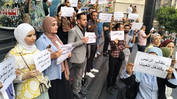 محتجون يطالبون الرئيس السيسي بالتدخل لحل مشكلتهم خلال وقفة جديدة لـ«الصحفيين المؤقتين» أمام النقابة