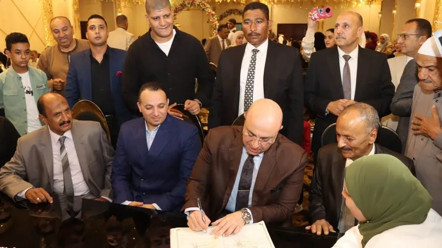 محافظ بني سويف يشارك في حفل زفاف شقيقة الشهيد عمرو محمد
