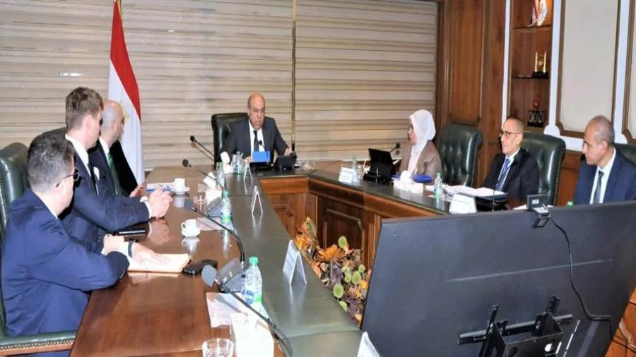 وزير الطيران يستقبل وفدًا من المنظمة الدولية للهجرة