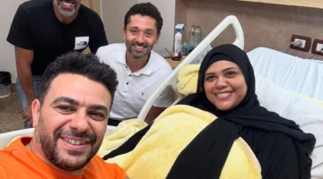 ابن الأصول: كريم محمود عبد العزيز يدعم كريم الحسيني بعد إجراء زوجته لجراحة | صور