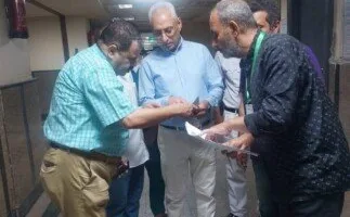 بعد بلاغ والدته على وسائل التواصل الاجتماعي.. رئيس جامعة المنيا يتدخل فورًا للاطمئنان على صحة طفل.