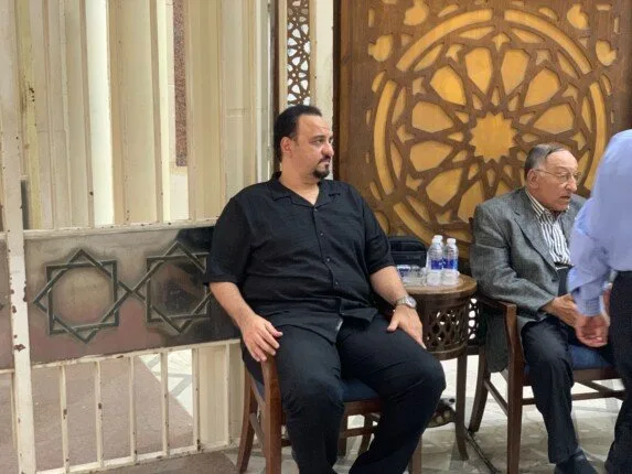 بوجود نجوم الفن، هشام إسماعيل يتلقى واجب العزاء في والدته (صور)