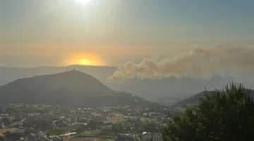 بالفيديو: سكان يستيقظون على روائح مزعجة ودخان ضار