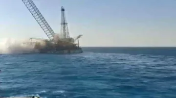 وزير الصحة ووزير البترول ووزير العمل يراقبون آثار حادث بارجة في خليج السويس.