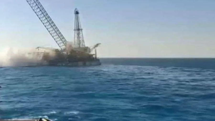 وزير الصحة ووزير البترول ووزير العمل يراقبون آثار حادث بارجة في خليج السويس. وزير الصحة ووزير البترول ووزير العمل يراقبون آثار حادث بارجة في خليج السويس.