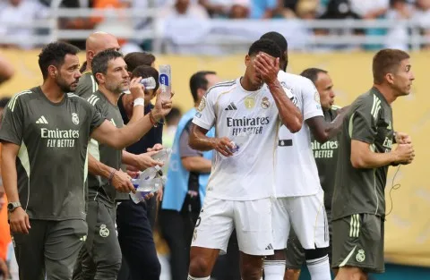 بعد دروس كأس العالم للأندية.. هل سيتمكن “الفيفا” من إنقاذ لاعبيه من صعوبات الملاعب الأمريكية؟