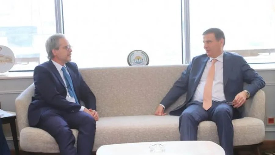 وزير الزراعة يلتقي المستشار الزراعي من هولندا لمناقشة سبل التعاون وزير الزراعة يلتقي المستشار الزراعي من هولندا لمناقشة سبل التعاون
