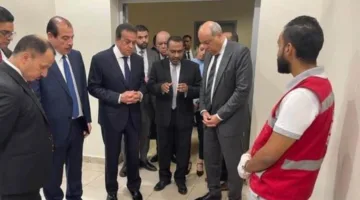 وزير الصحة ووزير الطيران يجريان زيارة لعيادات الحجر الصحي ومعدات إزالة الرجفان القلبي الجديدة في مطار القاهرة الدولي