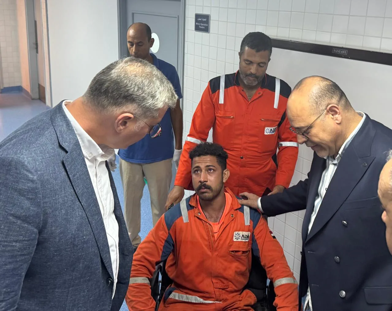 وزيرا البترول والعمل يزوران الناجين من حادث بارجة خليج السويس ويقدمان الدعم لهم وزيرا البترول والعمل يزوران الناجين من حادث بارجة خليج السويس ويقدمان الدعم لهم