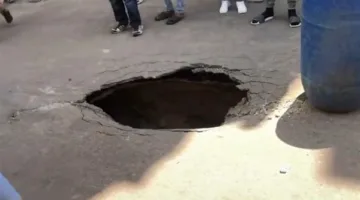 تشققات أرضية أمام مبنى في حدائق القبة بشارع الخليج المصري