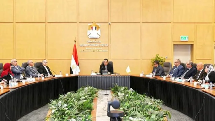 وزير الإسكان يراقب حالة التوافق في الأراضي التابعة لعدد من المدن الجديدة. وزير الإسكان يراقب حالة التوافق في الأراضي التابعة لعدد من المدن الجديدة.