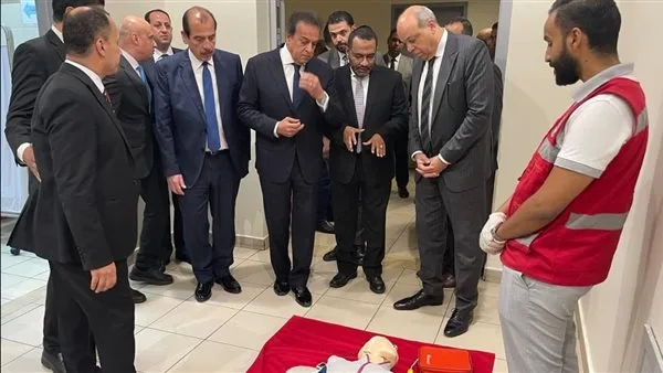 وزيرا الصحة والطيران المدني يزوران العيادات الصحية وأجهزة إزالة الرجفان القلبي في مطار القاهرة وزيرا الصحة والطيران المدني يزوران العيادات الصحية وأجهزة إزالة الرجفان القلبي في مطار القاهرة