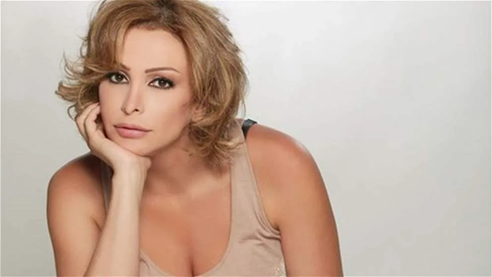 أمل حجازي تظهر بشعر “كيرلي” في أول إطلالة لها بعد خلع الحجاب