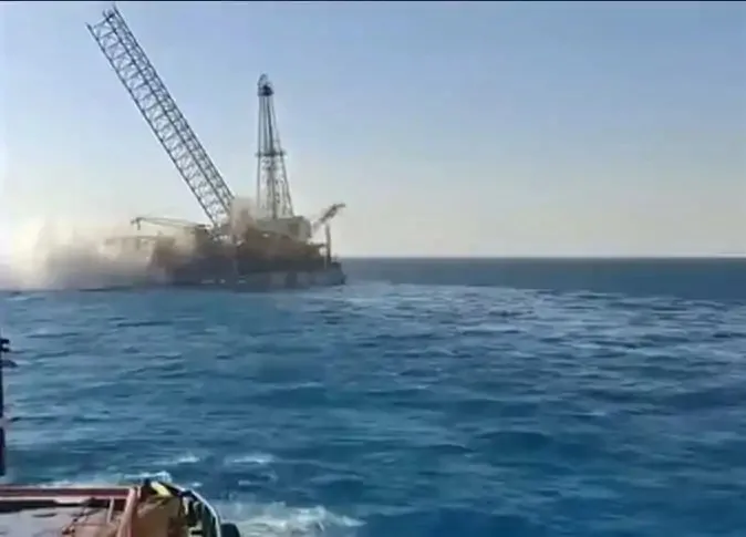 غرق حفار “آدم مارين 12” في منطقة جبل الزيت برأس غارب.. تفاصيل الحادث المأساوي وآخر المستجدات