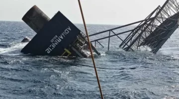 صور | استمرار جهود البحث عن المفقودين في حادث غرق حفار النفط في البحر الأحمر